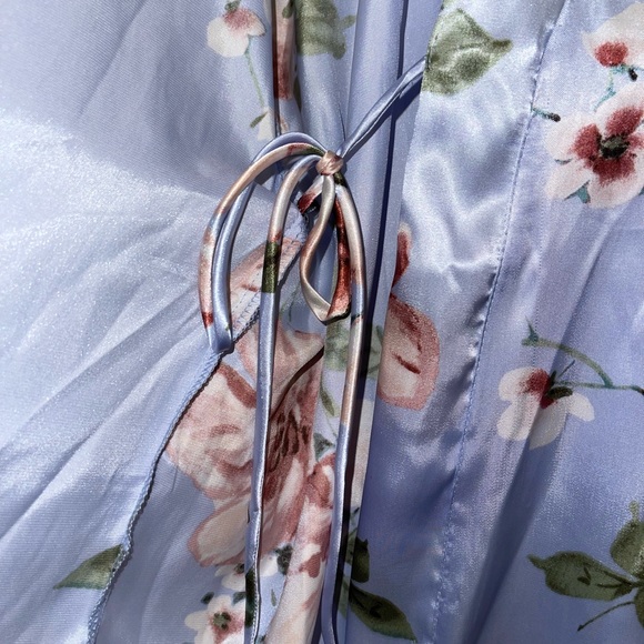 Baby Blue Floral Robe - Picture 2 of 6